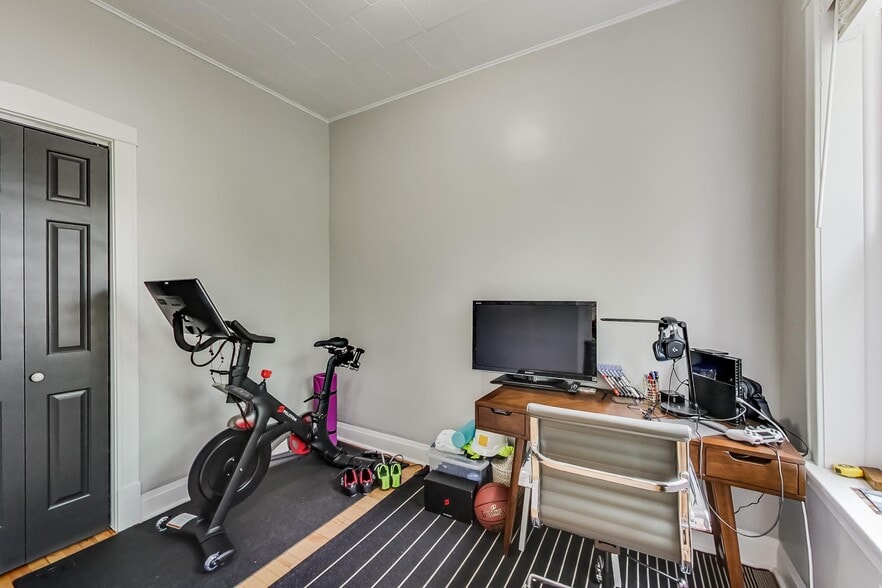 Building Photo - 2145 W Thomas St