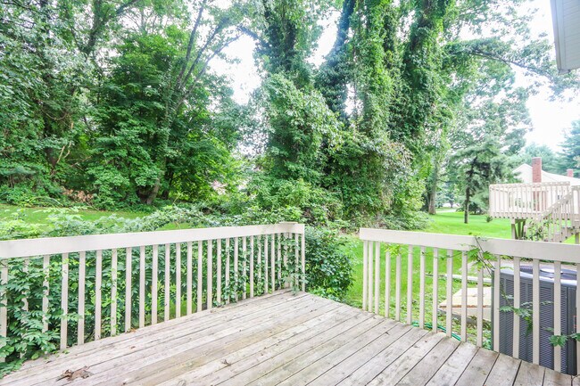 Building Photo - 409 The Meadows