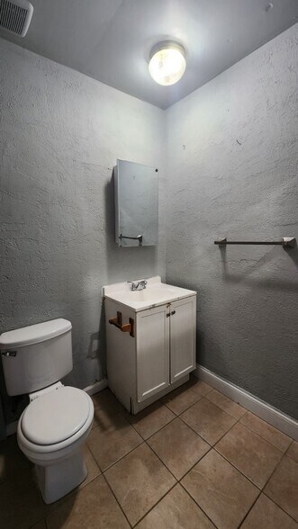 Building Photo - 20 Sussex Dr