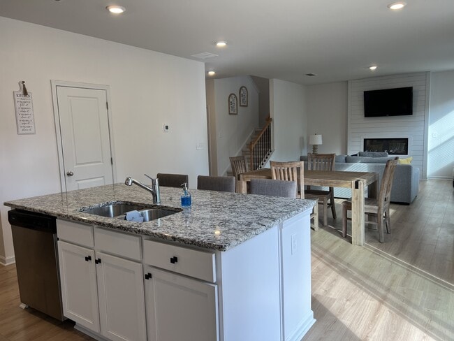 Building Photo - 218 Lookout Dr