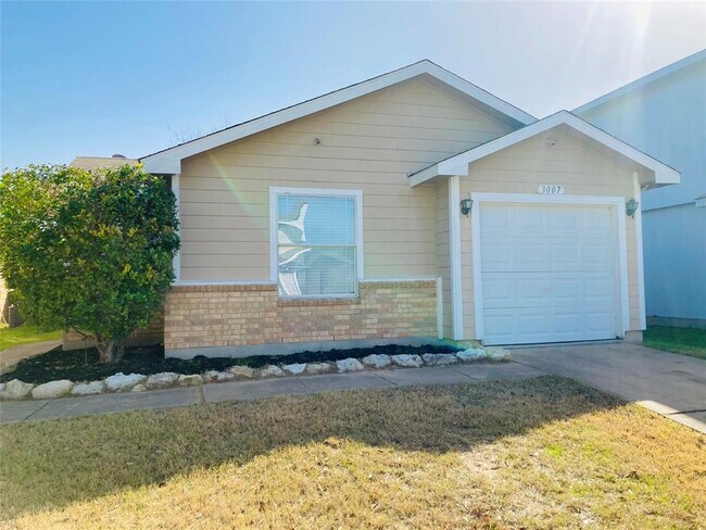 Primary Photo - 3007 Crownover St