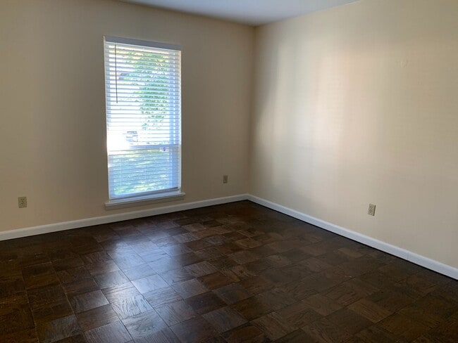 Building Photo - Moon Township - 2 Bedroom, 1.5 Bath Townho...