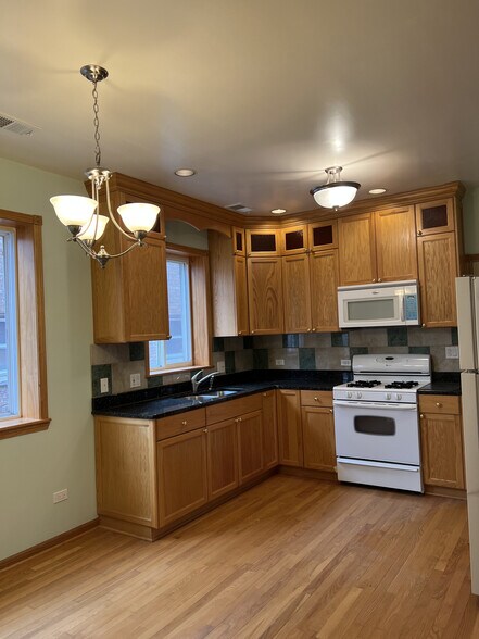 Building Photo - 3913 W 47th St