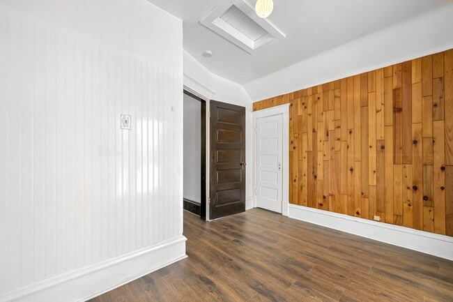 Building Photo - Large Single Family home with Bonus Room!