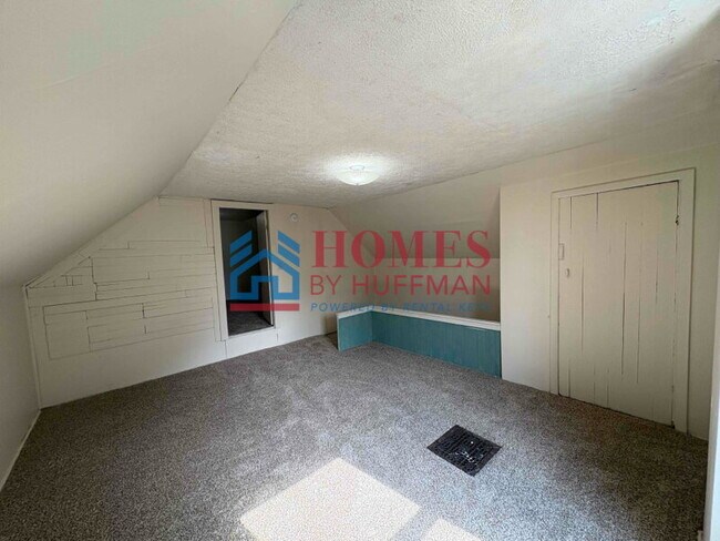 Building Photo - Three Bedroom | Detached Garage