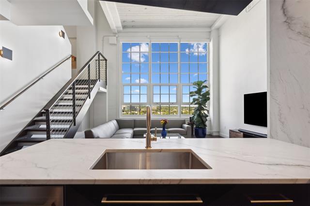 Building Photo - 2600 W 7th St