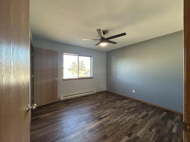 Building Photo - 2 Bed / 1 Bath Upstairs Condo with Garage. Convenient location
