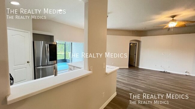 Building Photo - 895 Villa Dr
