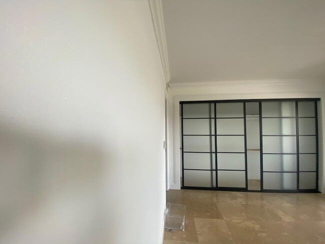 Building Photo - 100 Andover D