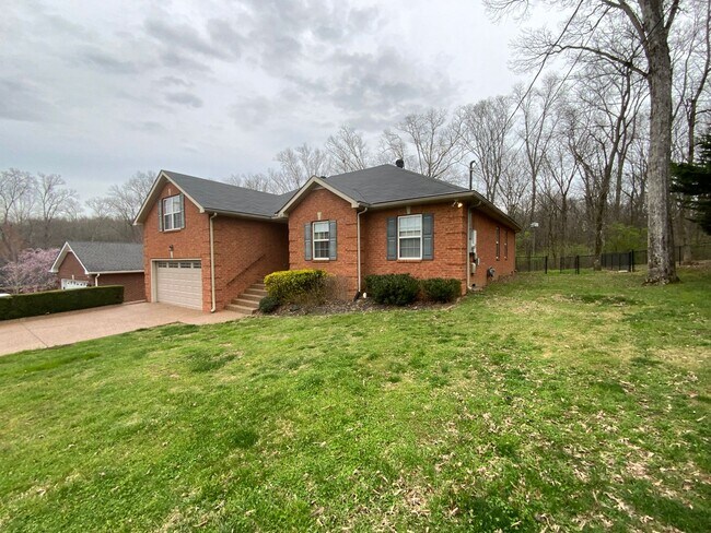 Building Photo - Lovely, well maintained Smyrna home with private wooded backyard!