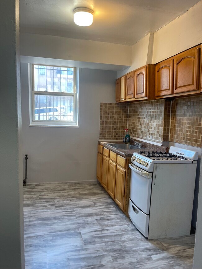 60 Crawford Ave B - 58 Crawford St