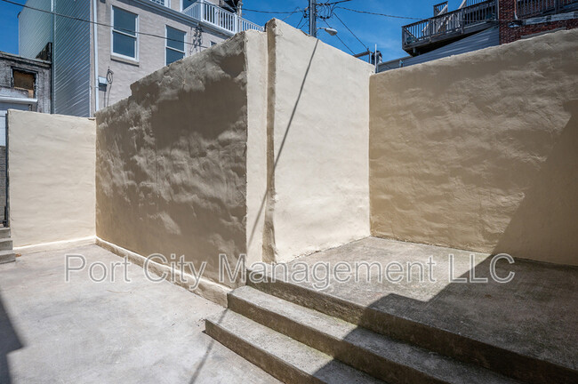 Building Photo - 903 S Decker Ave