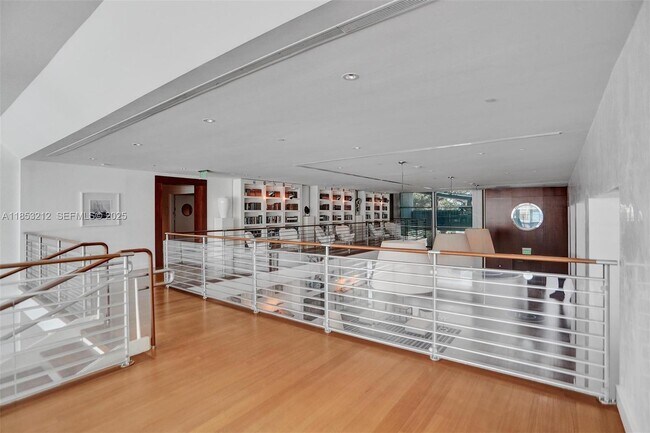 Building Photo - 2627 S Bayshore Dr