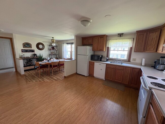 Building Photo - 231 River Dr
