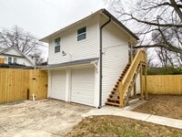 Building Photo - Recently renovated efficiency apartment in midtown