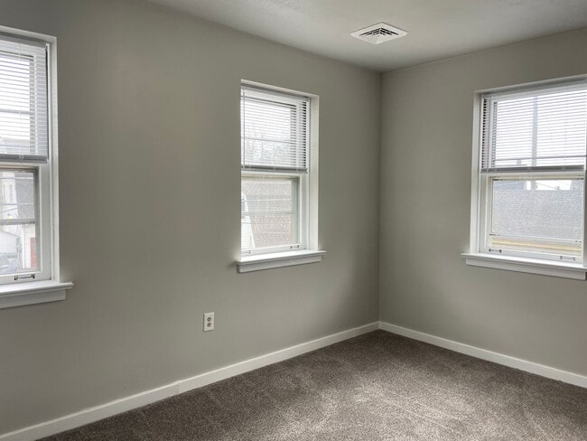 Building Photo - Charming NEWLY RENOVATED 2 Bedroom Apartme...