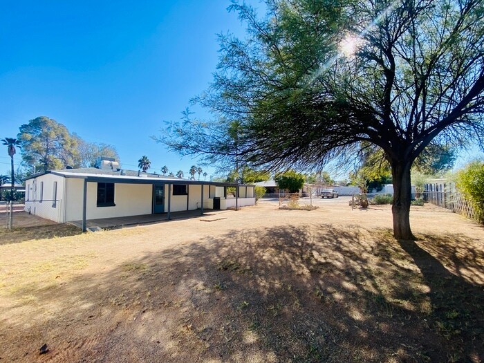 Building Photo - 2017 N Winstel Blvd