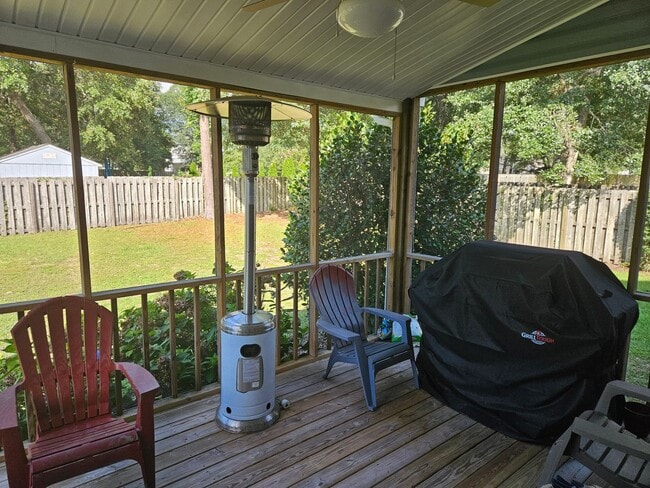 Building Photo - Beautiful unfurnished 4 bedroom, 2.5 bath ...