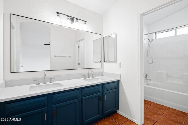 Building Photo - 1083 E Boston Ct