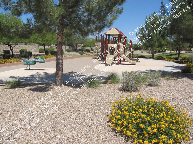 Building Photo - 935 E Blue Spruce Ln