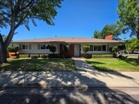 Building Photo - Single story home close to freeway access!