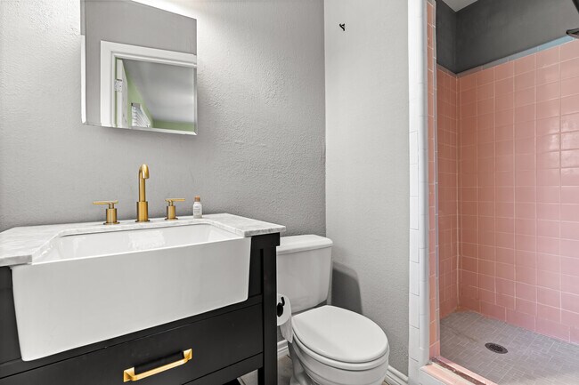 Building Photo - 326 S Barbara St