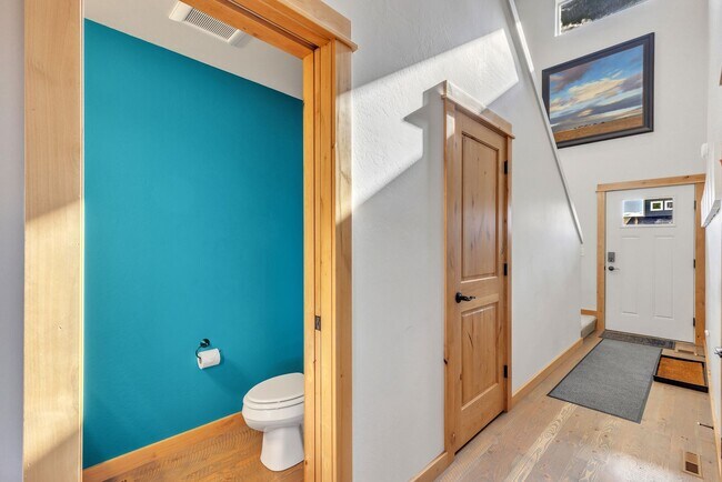 Building Photo - Furnished townhome w/ 2-car garage, backyard & EV charging