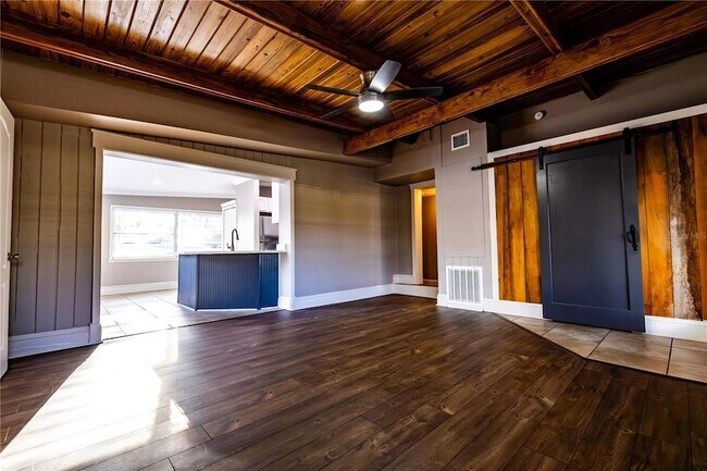 Building Photo - 2026 Sunset Ln