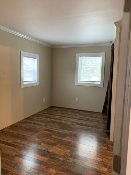 Building Photo - 161 Rowe Ave