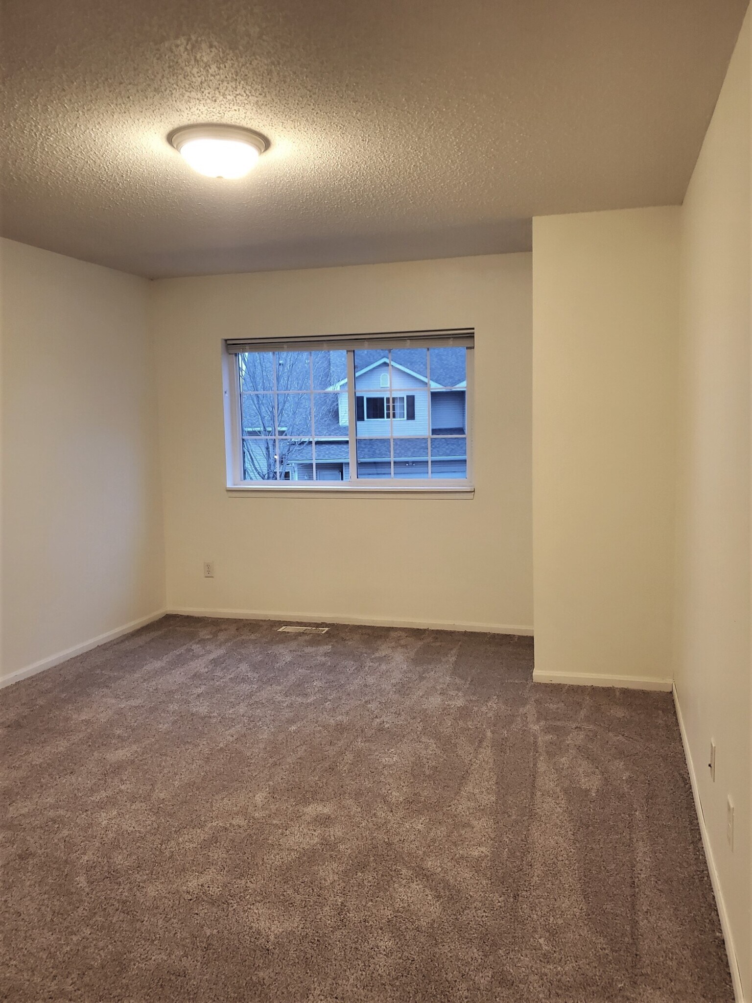 Building Photo - 10 Bridgewater Trl