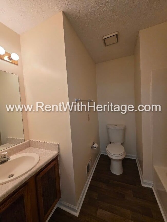 Building Photo - Amazing 3 bedroom, 2.5 bath townhome/ Great Roommate Floorplan / Great Location