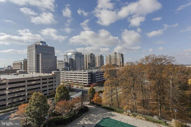 Building Photo - 1830 Fountain Dr