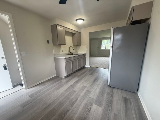 Building Photo - Two bedroom one bathroom apartment for rent