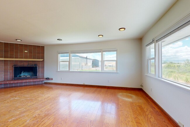 Building Photo - Farmhouse - Showings now Available