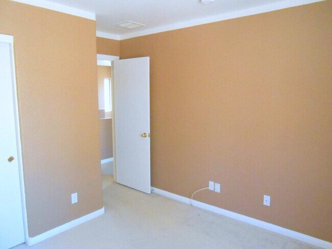 Building Photo - Beautiful Spacious 2 Story Home in Northwest