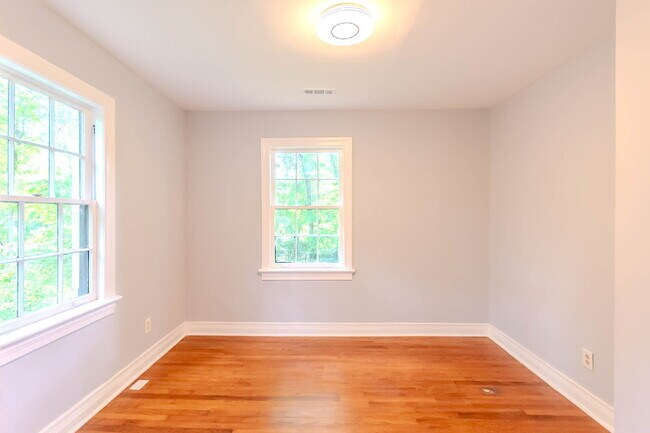 Building Photo - Fantastic 2 Bed, 1 Bath.  Walk to MTSU!