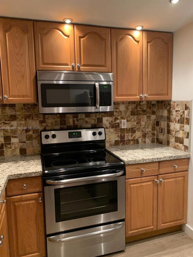 Building Photo - 911 E Ponce De Leon Blvd