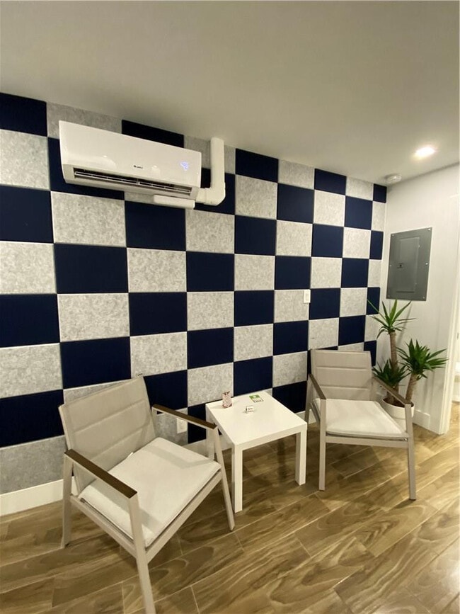 Building Photo - 902 NE 38th St