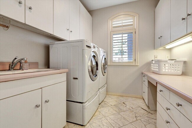 Building Photo - Luxurious home available immediately.