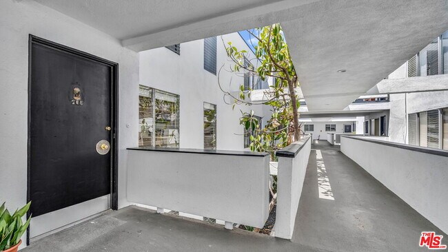 Building Photo - 305 San Vicente Blvd
