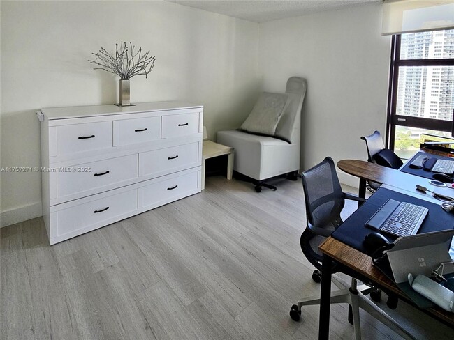 Building Photo - 3731 N Country Club Dr