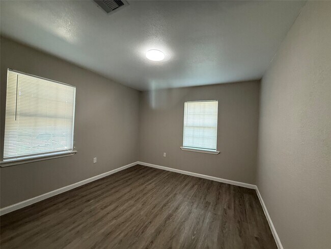 Building Photo - 1415 Regal St