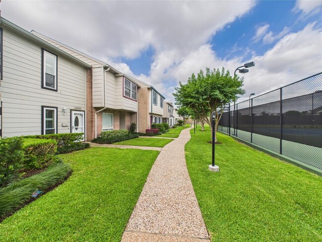 Building Photo - 10380 Briar Forest Dr