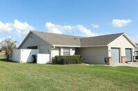 Building Photo - Villas At Pine Hills