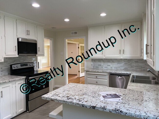 Building Photo - Beautiful Lincoln Village Home
