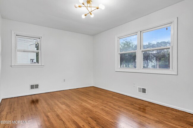 Building Photo - 720 Brookside Dr