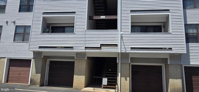 Building Photo - 1625 Carriage House Terrace