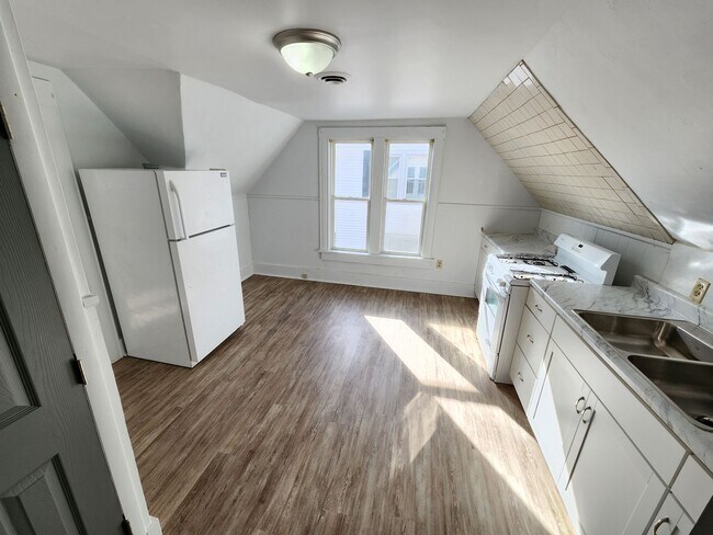 Building Photo - Spacious 2-Bedroom, 1-Bathroom Home AVAILA...