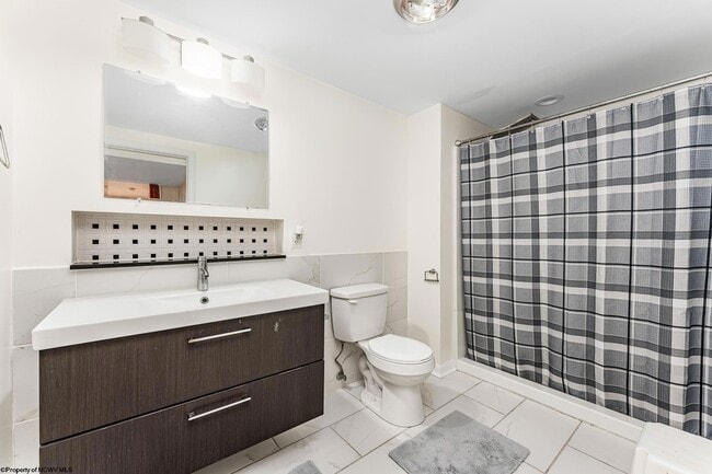 Building Photo - 670 Killarney Dr