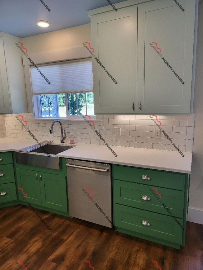 Building Photo - STATUS *AVAILABLE* | R207 | $2095  *** MOVE IN SPECIAL ****